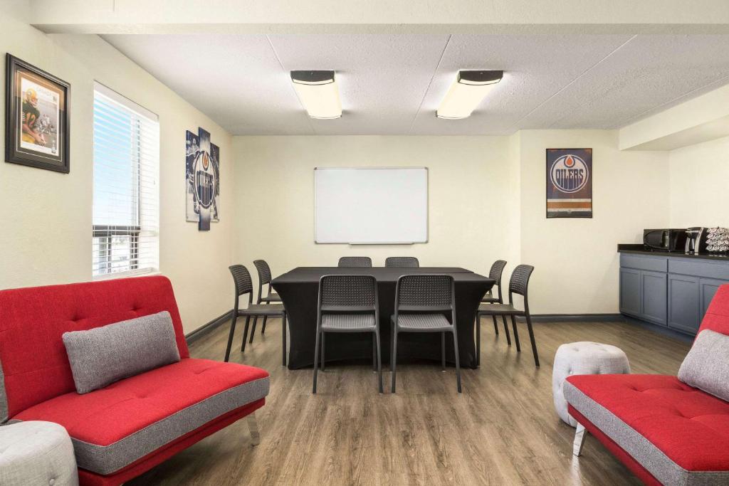 Travelodge by Wyndham Edmonton West - Resim 28