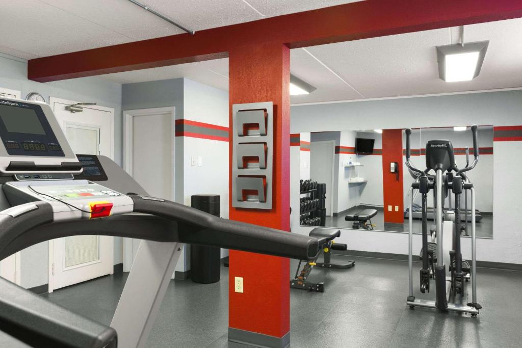 Fitness centrum a/nebo fitness zařízení v ubytování Travelodge by Wyndham Edmonton West