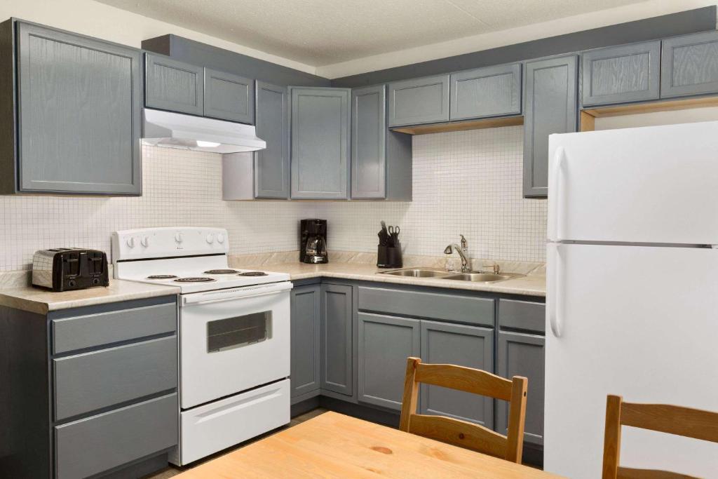 Travelodge by Wyndham Edmonton West - Resim 17