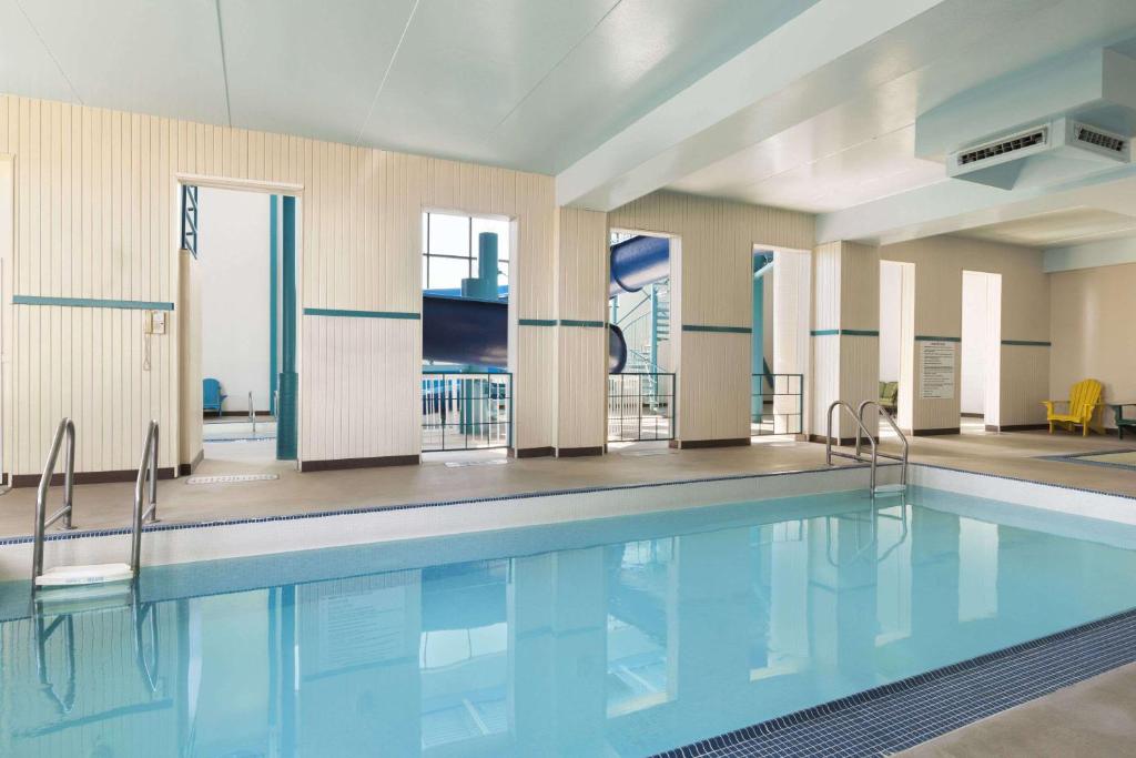 Bazén v ubytování Travelodge by Wyndham Edmonton West nebo v jeho okolí