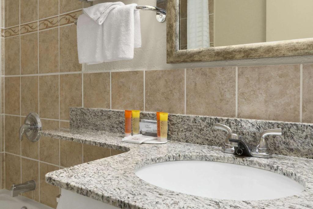 Travelodge by Wyndham Edmonton East - Resim 3