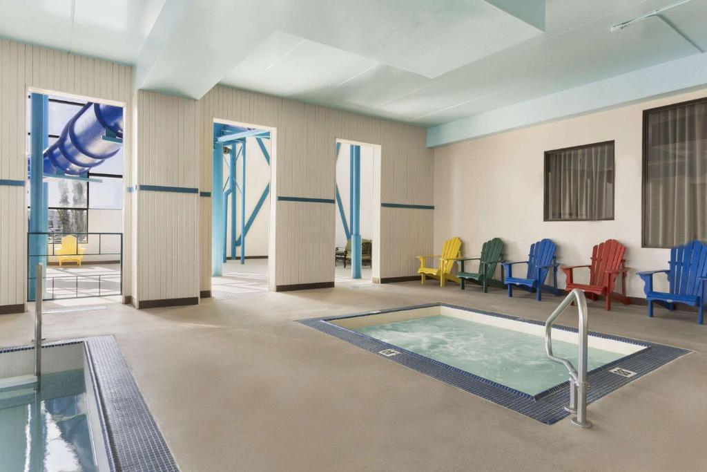 Bazén v ubytování Travelodge by Wyndham Edmonton West nebo v jeho okolí