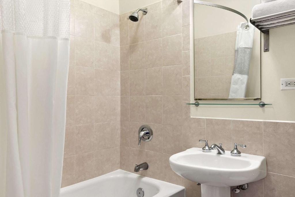 Travelodge by Wyndham Downtown Chicago - Deluxe King Room-不吸烟
