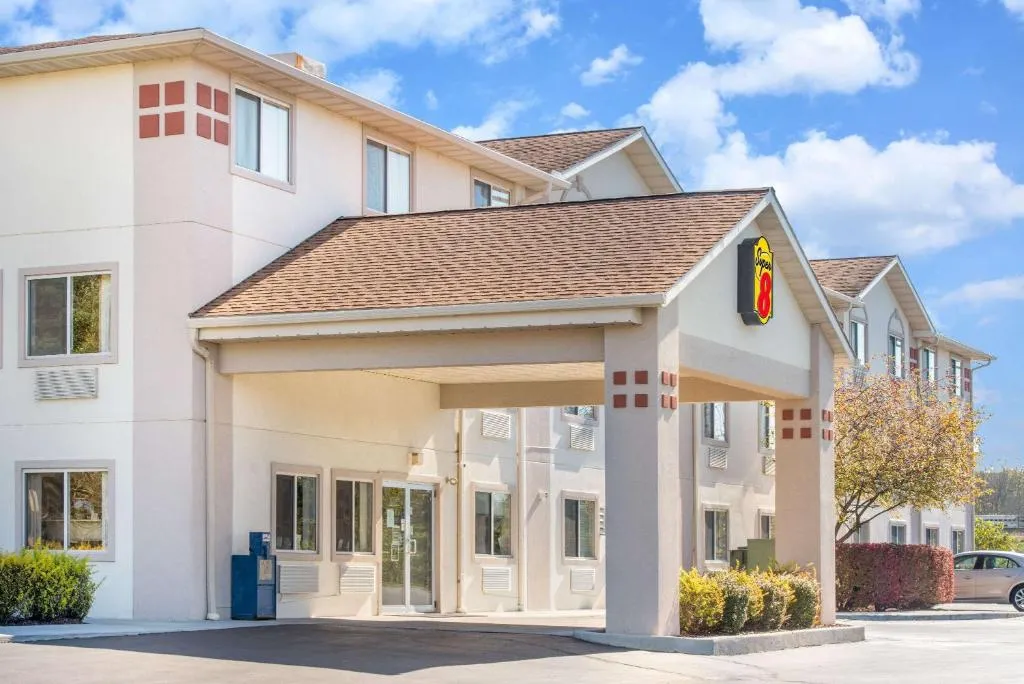 Super 8 by Wyndham West Middlesex/Sharon Area in Youngstown