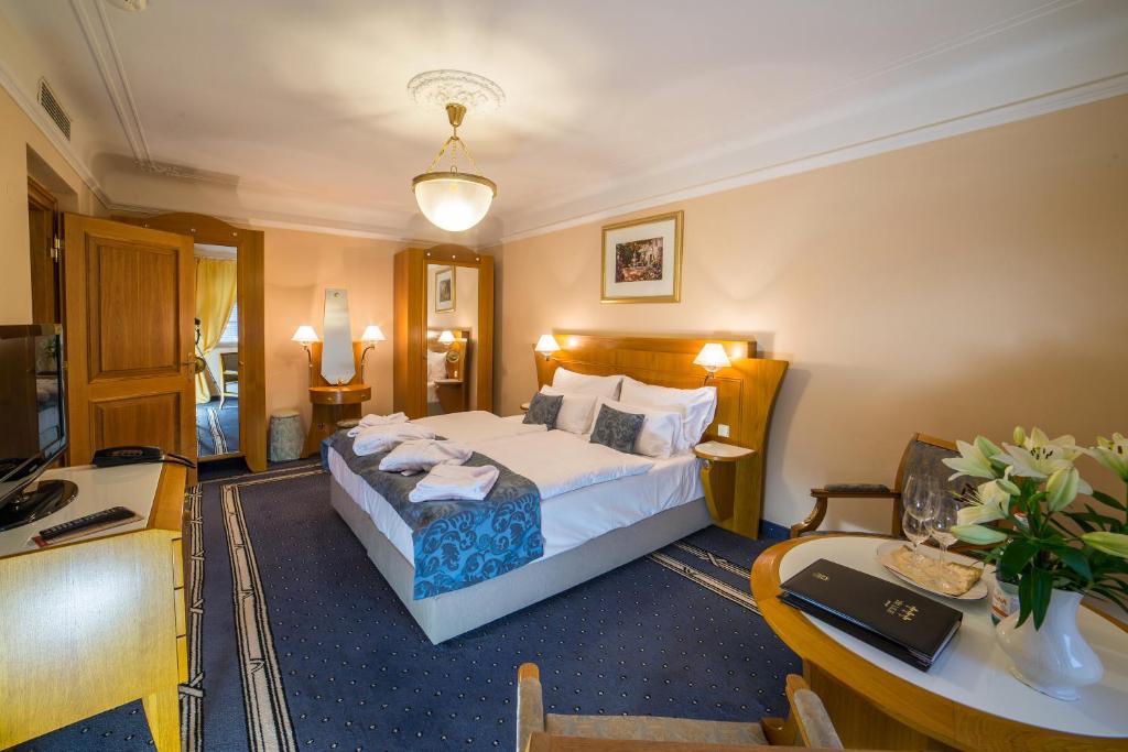 Postel nebo postele na pokoji v ubytování Hotel Three Lilies inkl Aquaforum
