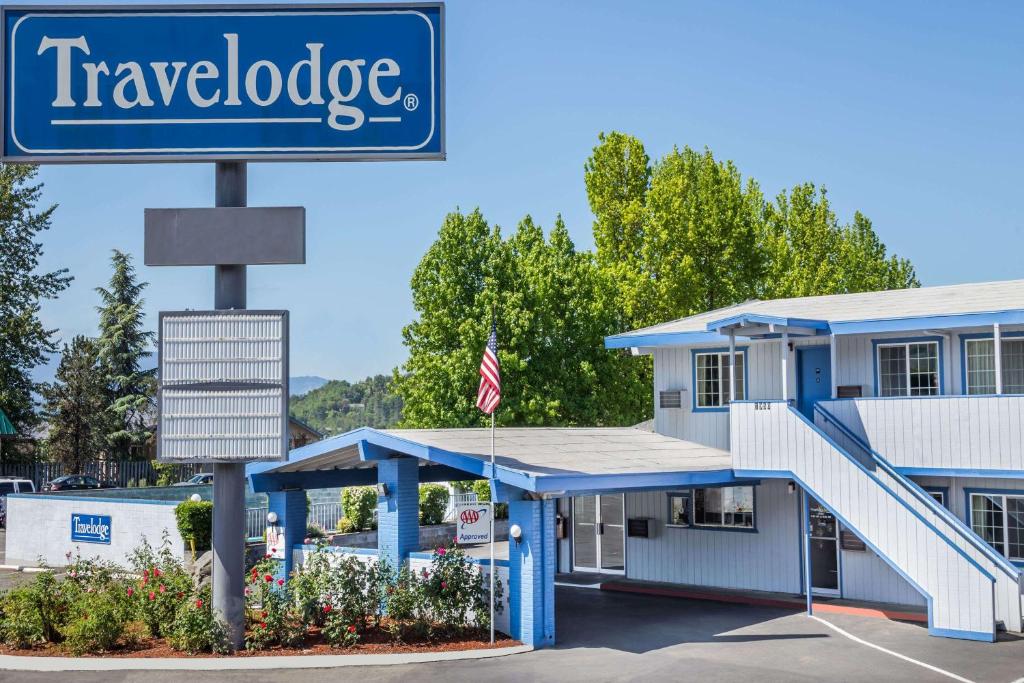 a sign in front of a hotel at Travelodge by Wyndham Grants Pass in Grants Pass
