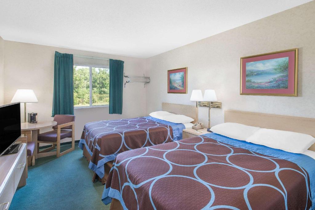 Postel nebo postele na pokoji v ubytování Super 8 by Wyndham Canandaigua