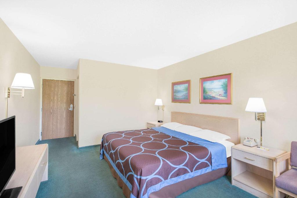 Postel nebo postele na pokoji v ubytování Super 8 by Wyndham Canandaigua