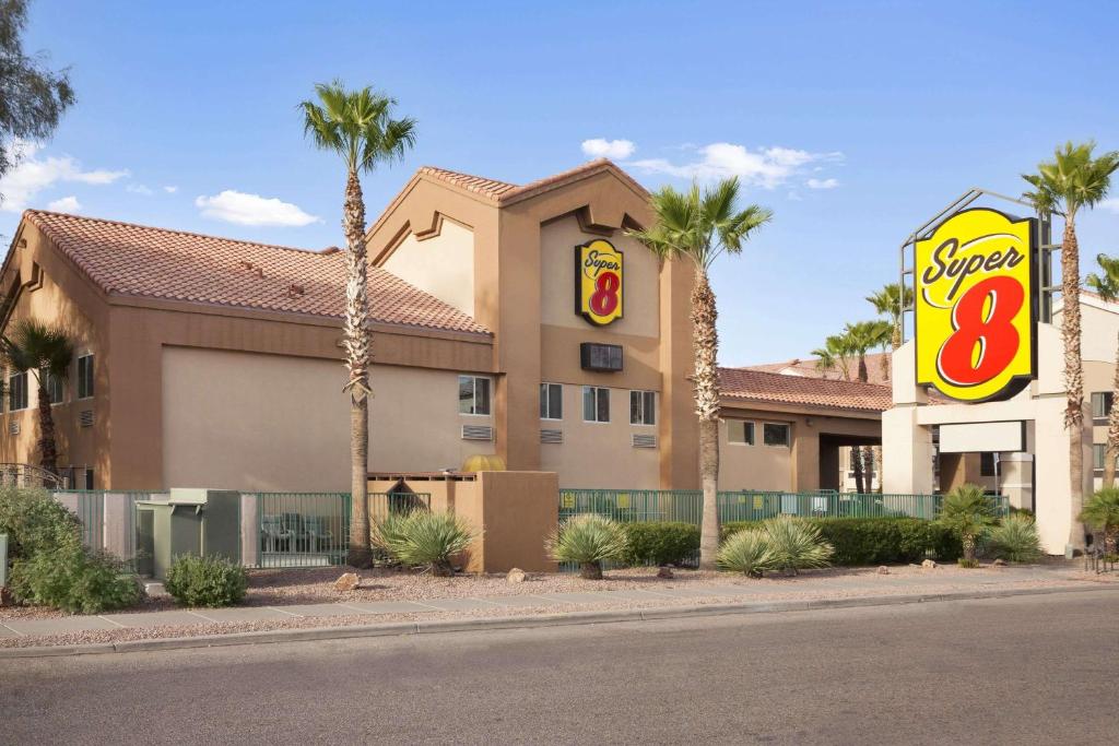 um centro comercial com uma placa e palmeiras em Super 8 by Wyndham Marana/Tucson Area em Tucson