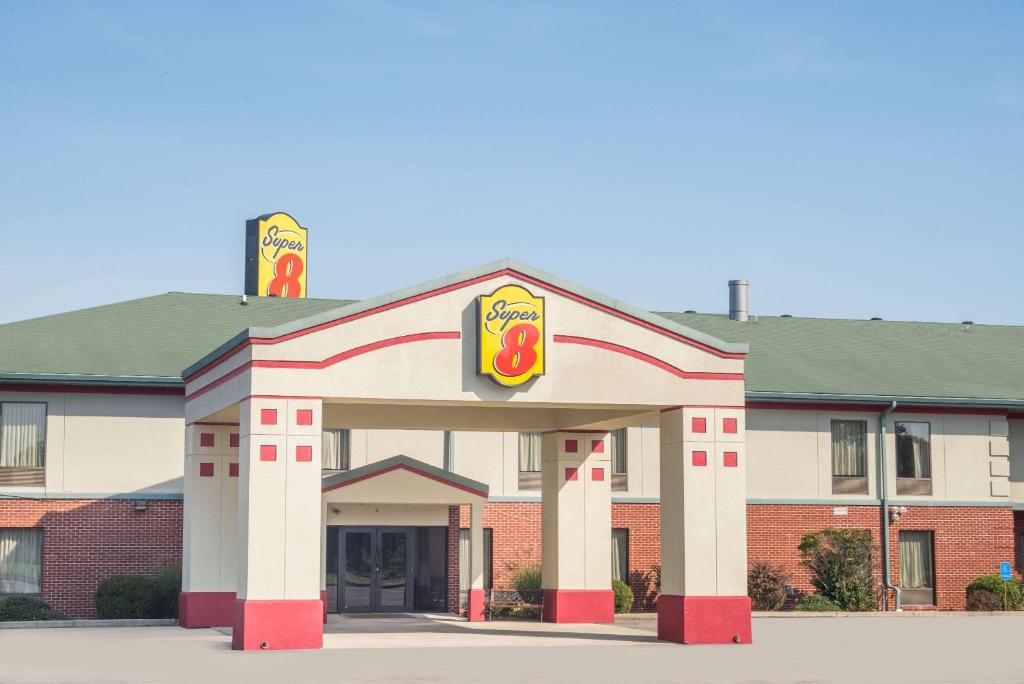 ein Gebäude mit einem Fast-Food-Restaurant in der Unterkunft Super 8 by Wyndham Grayson in Grayson