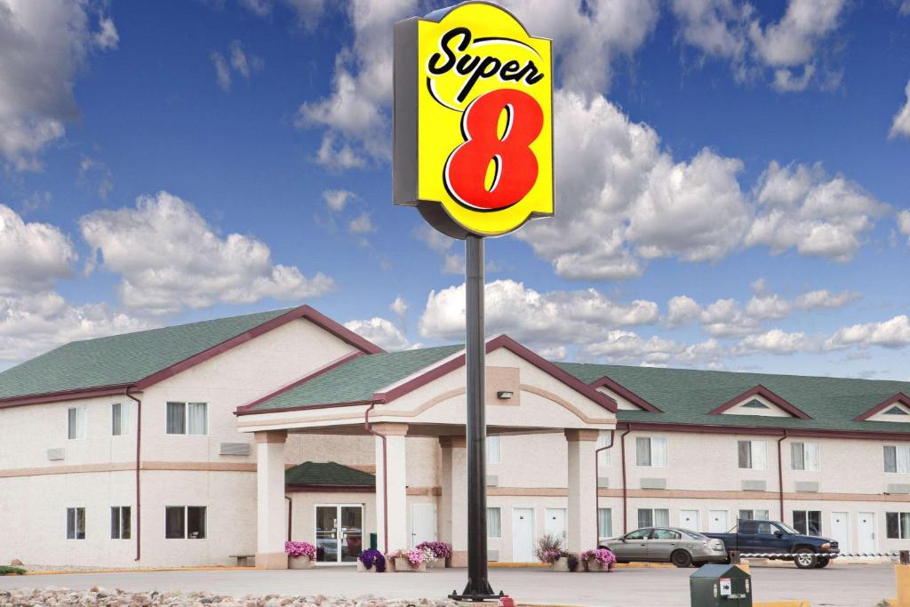 un cartello di fronte a un super motel di Super 8 by Wyndham Kindersley a Kindersley