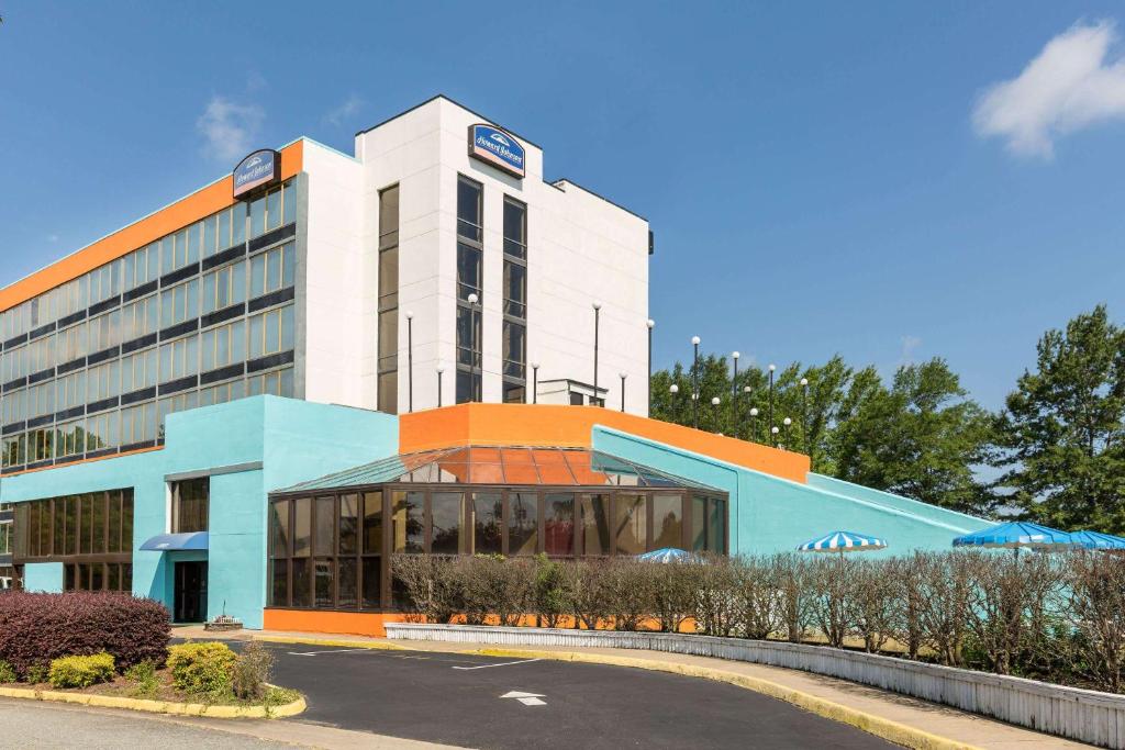 a building with a parking lot in front of it at Howard Johnson by Wyndham Williamsburg in Williamsburg