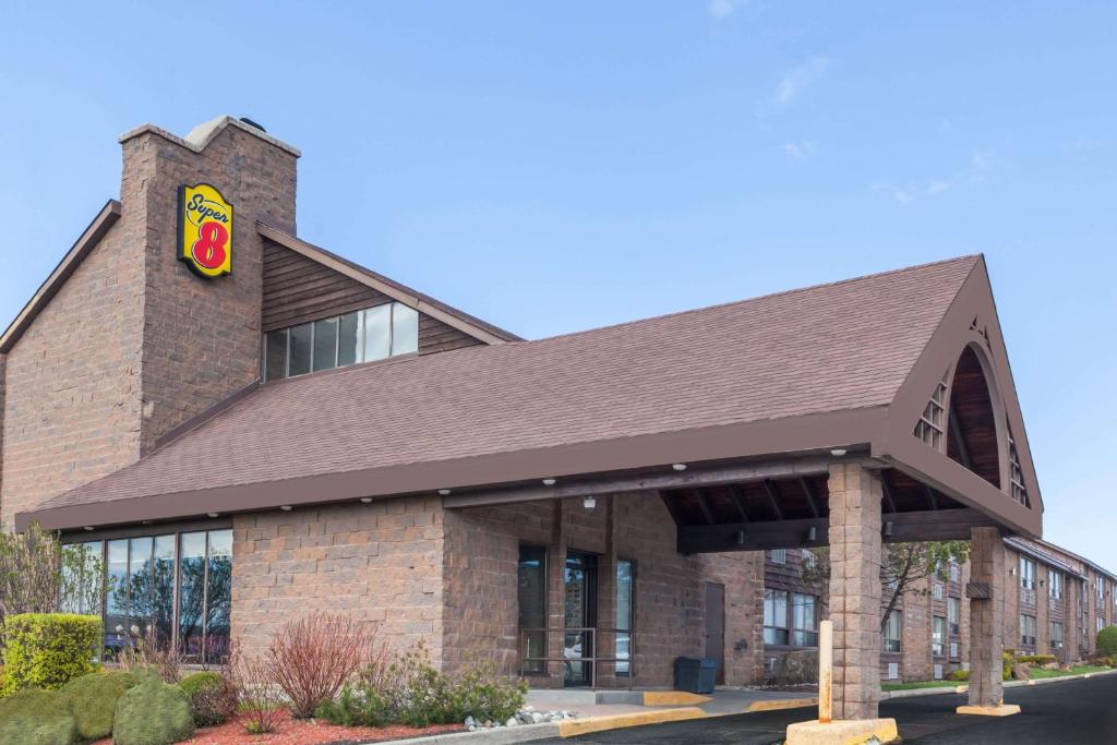 un edificio McDonalds con un restaurante de comida rápida en Super 8 by Wyndham Sudbury ON, en Sudbury