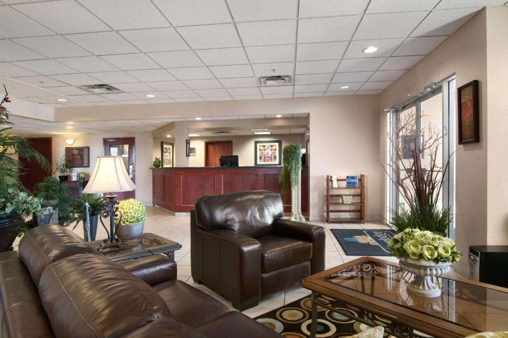 Posezení v ubytování Travelodge by Wyndham Stony Plain