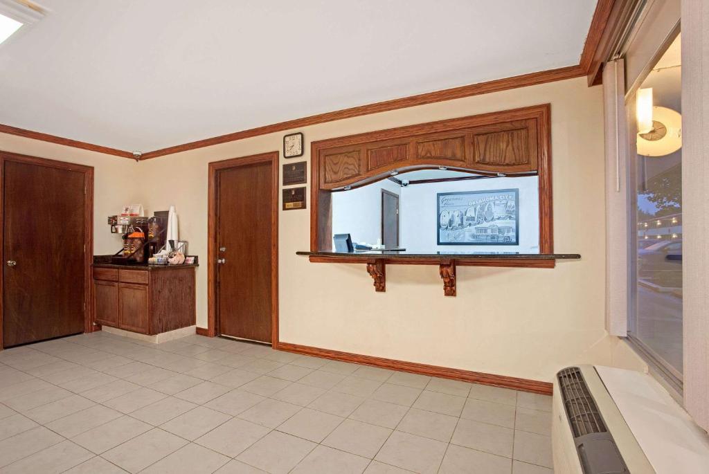 Super 8 by Wyndham Oklahoma/Frontier City photo