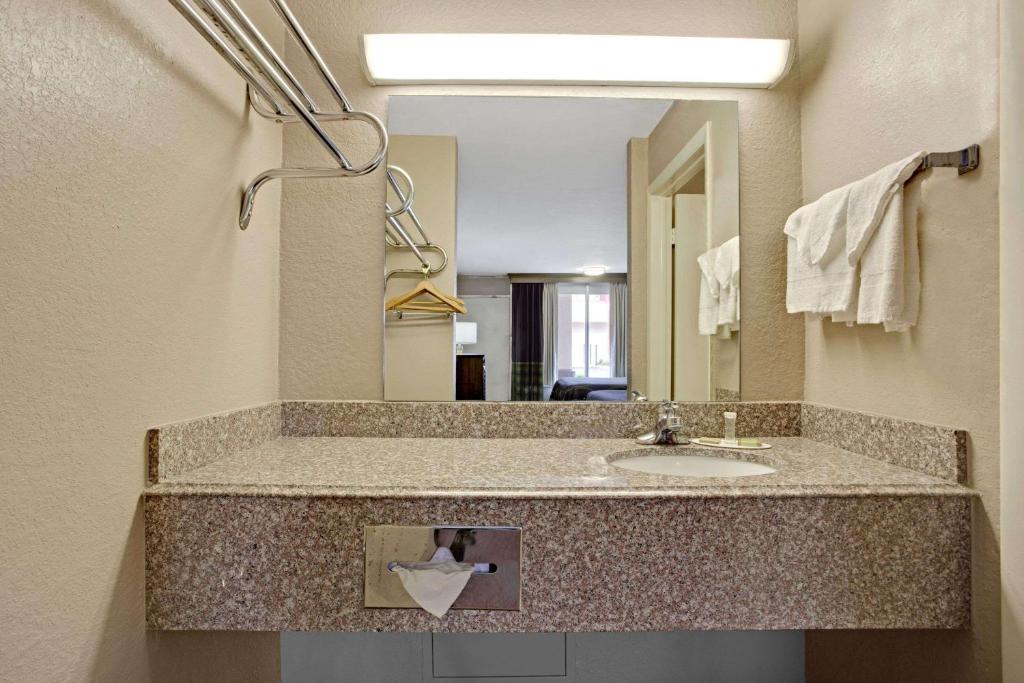 Super 8 by Wyndham Oklahoma/Frontier City photo