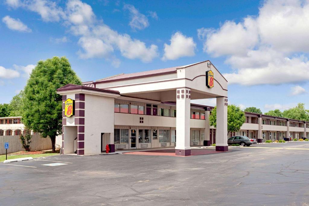 Super 8 by Wyndham Oklahoma/Frontier City photo