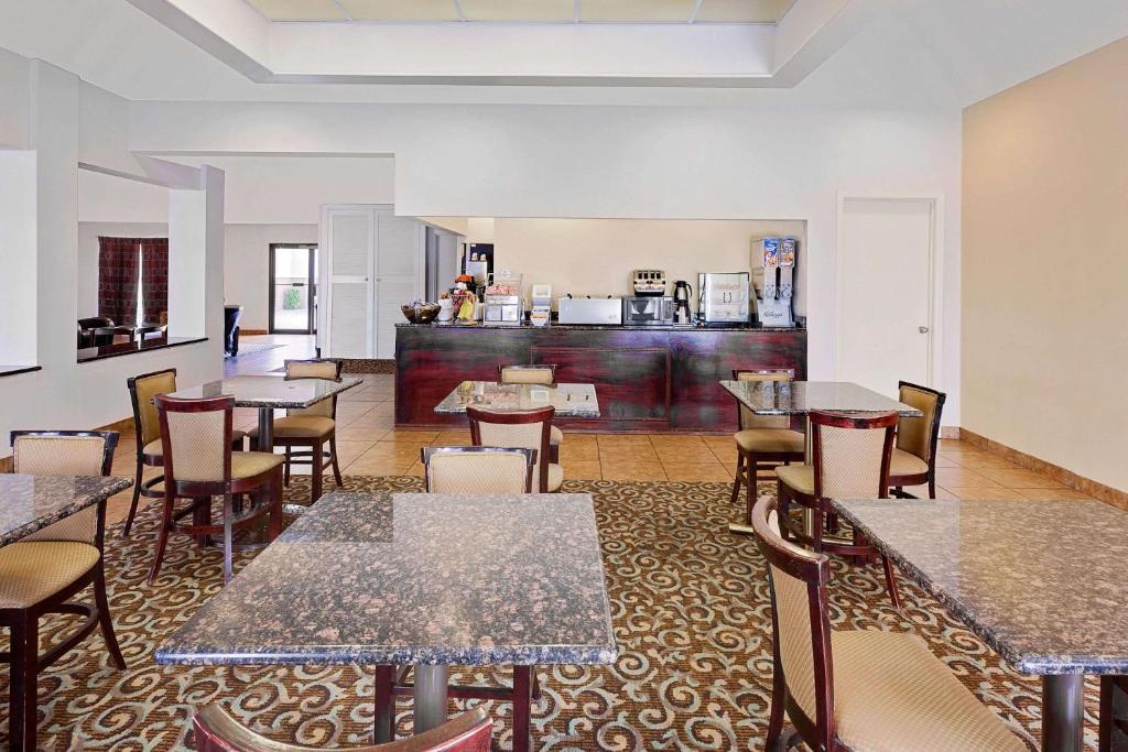 Restaurace v ubytování Super 8 by Wyndham Plainview