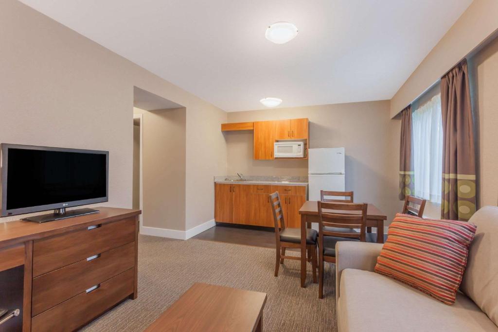 Kuchyň nebo kuchyňský kout v ubytování Super 8 by Wyndham Abbotsford BC