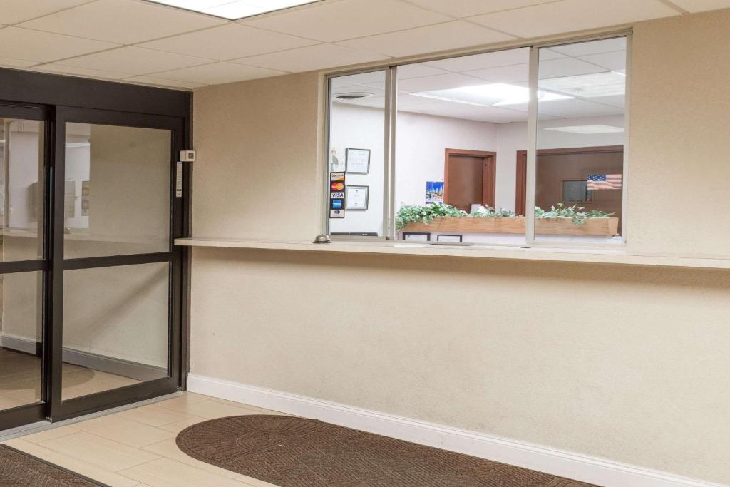 Super 8 by Wyndham St Charles photo