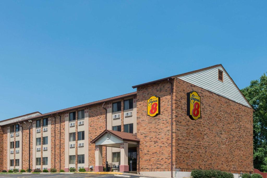 un edificio con dos signos de comida rápida en él en Super 8 by Wyndham St Charles, en St. Charles