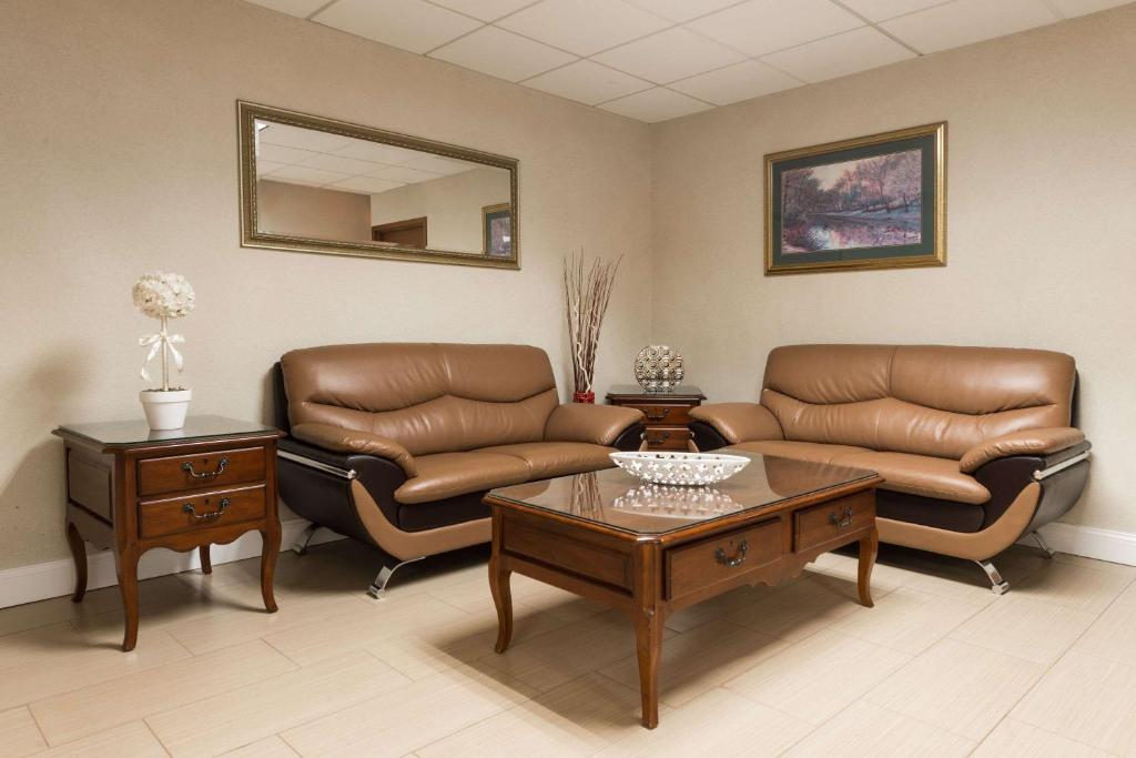 Super 8 by Wyndham St Charles photo
