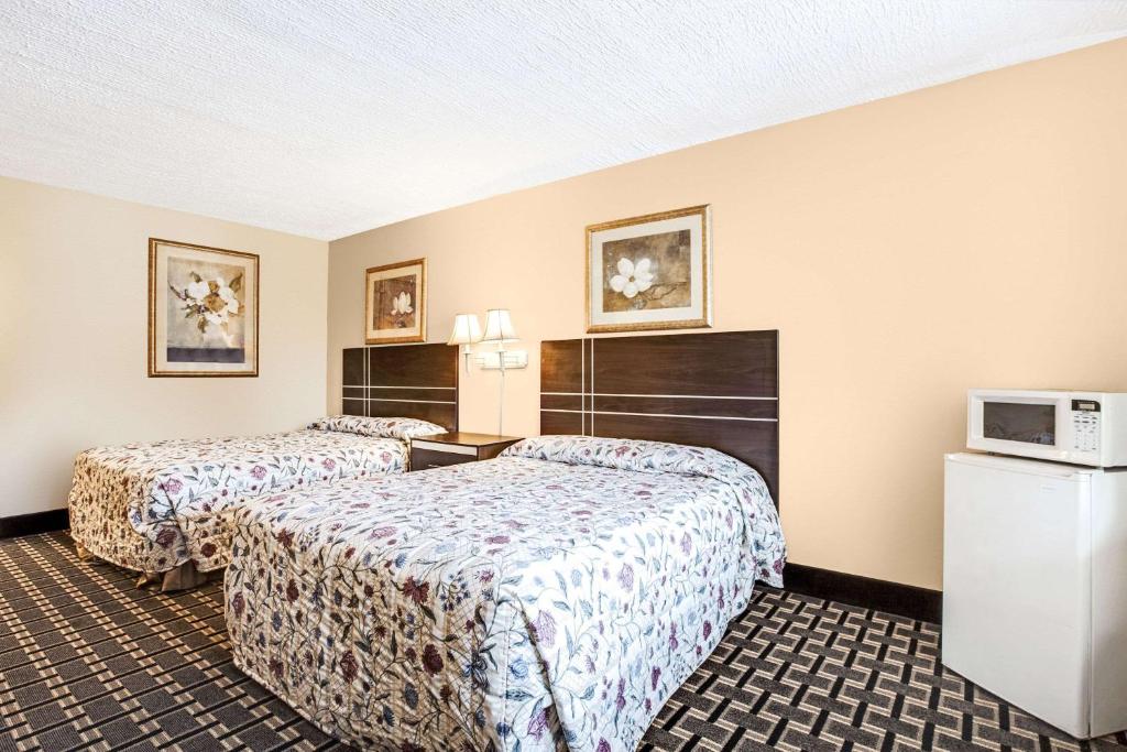 Postel nebo postele na pokoji v ubytování Knights Inn Mount Laurel