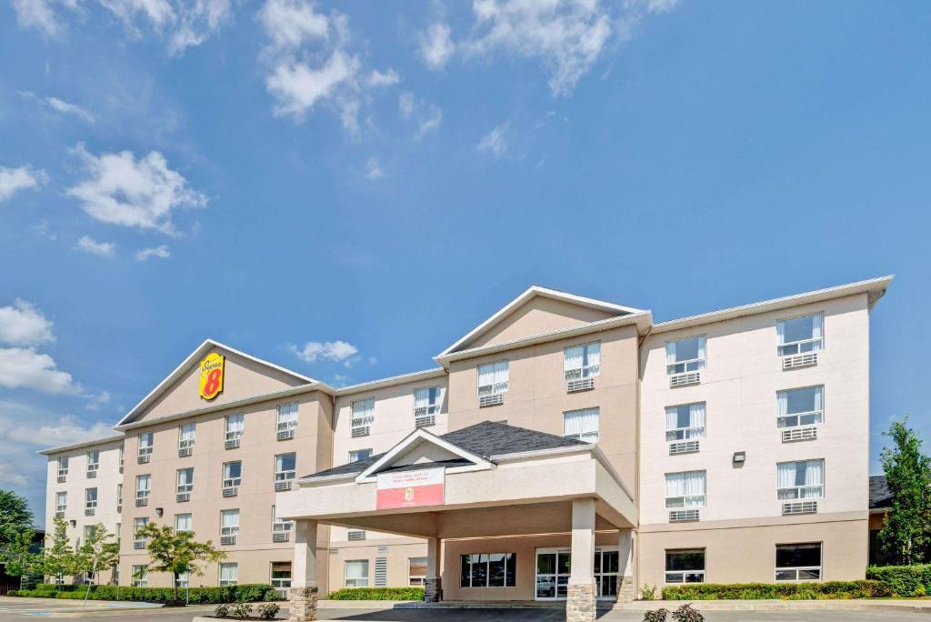 uma representação da frente de um hotel em Super 8 by Wyndham Barrie South em Barrie