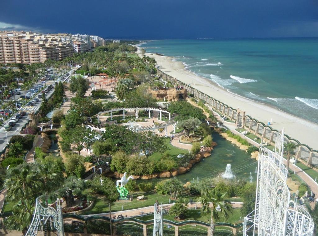 een luchtzicht op het strand en de achtbaan bij Apartamentos Boutique Valparaiso in Oropesa del Mar