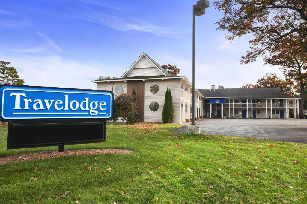 a travelodge sign in front of a building at Travelodge by Wyndham Traverse City MI in Traverse City