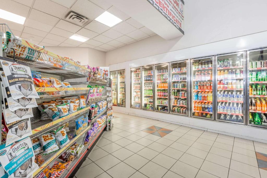 Supermarket nebo jiné obchody v  hotelu nebo okolí