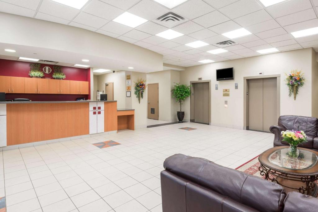 Kuchyň nebo kuchyňský kout v ubytování Super 8 by Wyndham Mississauga