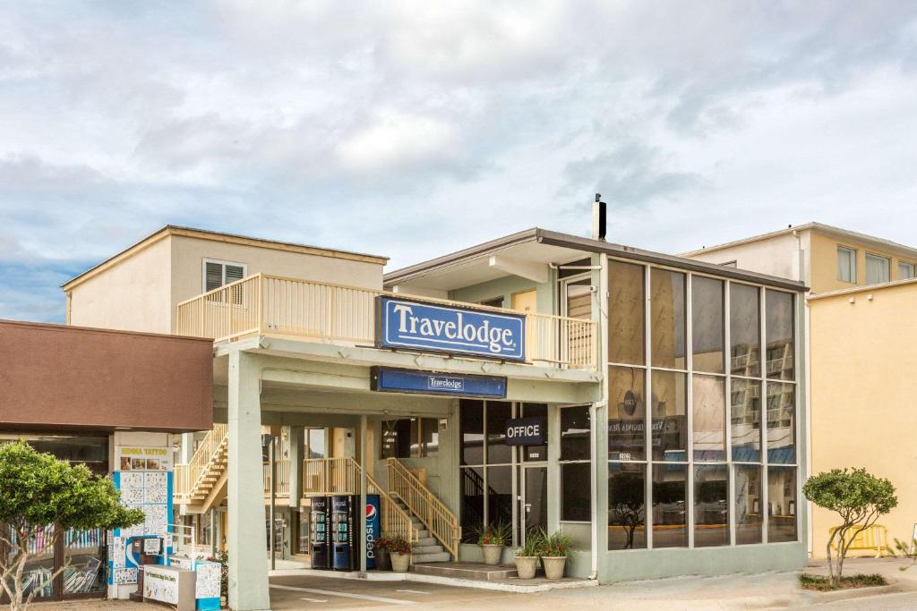 een gebouw met een bord dat tamaroke leest bij Travelodge by Wyndham Virginia Beach in Virginia Beach