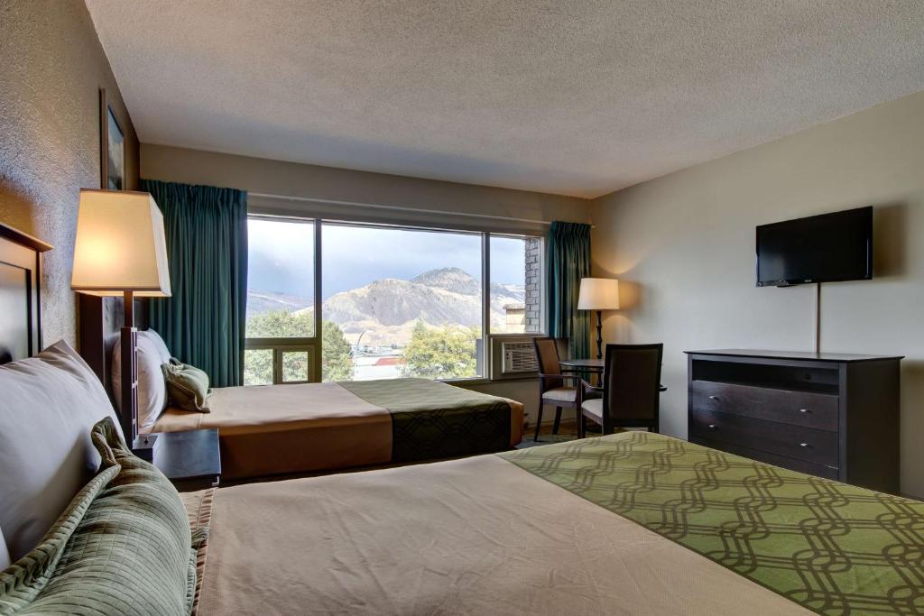 Postel nebo postele na pokoji v ubytování Knights Inn Kamloops