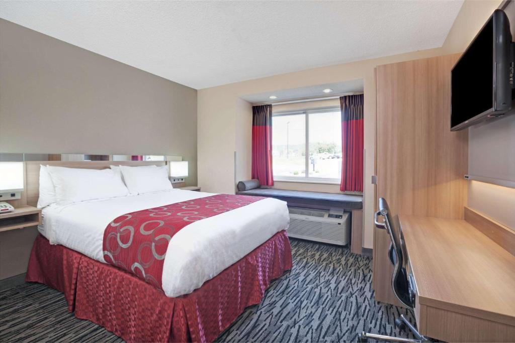 Microtel Inn & Suites by Wyndham Charleston photo