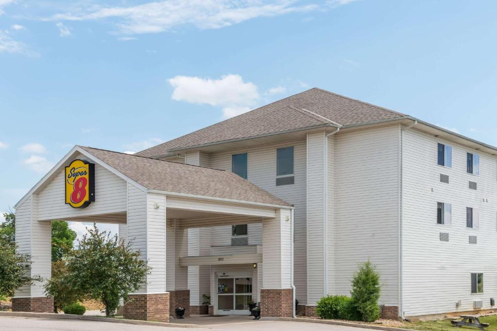 a rendering of the front of a hotel at Super 8 by Wyndham Rolla in Rolla
