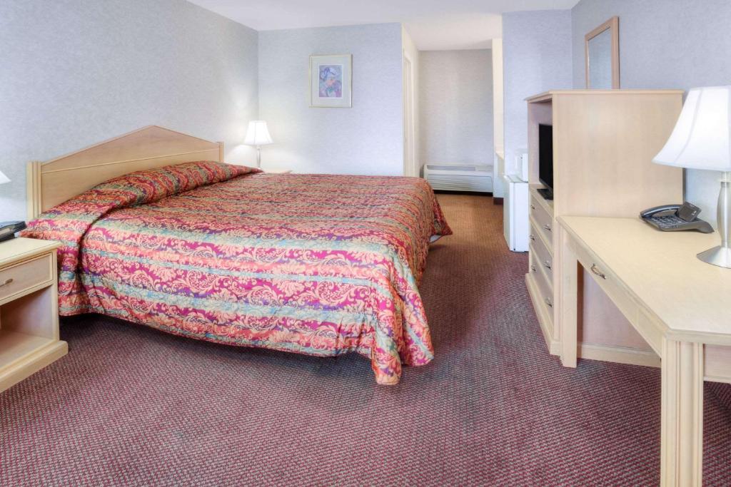 Postel nebo postele na pokoji v ubytování Knights Inn Pasco