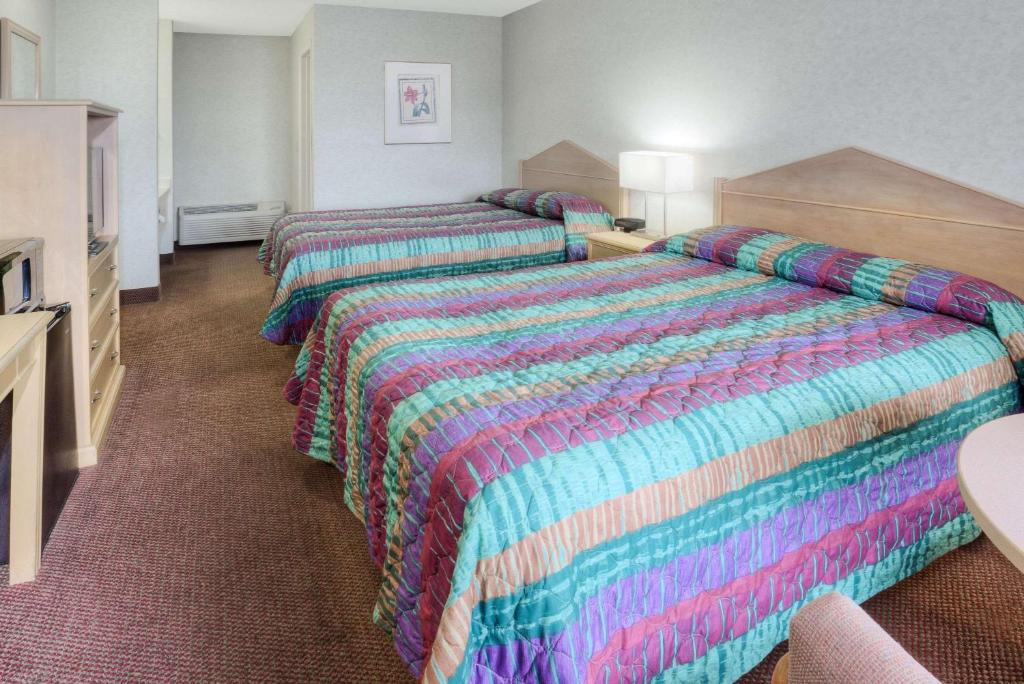 Postel nebo postele na pokoji v ubytování Knights Inn Pasco