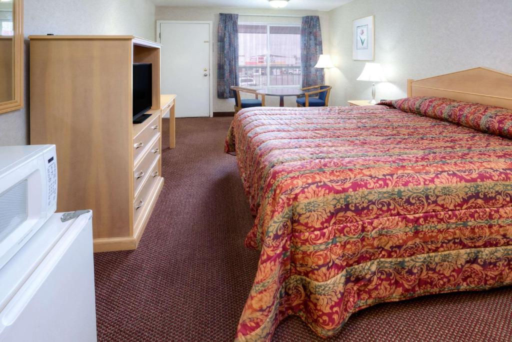 Postel nebo postele na pokoji v ubytování Knights Inn Pasco