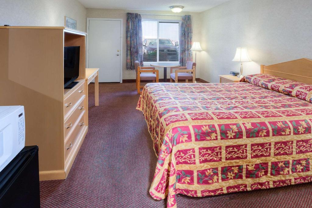 Postel nebo postele na pokoji v ubytování Knights Inn Pasco