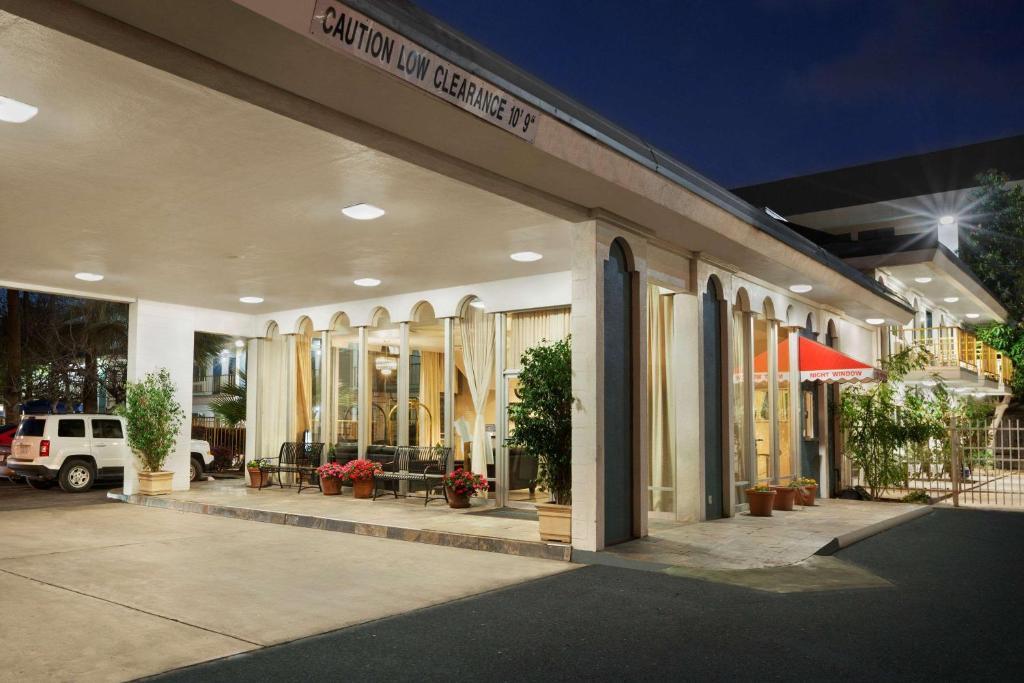 une façade de bâtiment avec un parking dans l'établissement Travelodge by Wyndham Bakersfield, à Bakersfield
