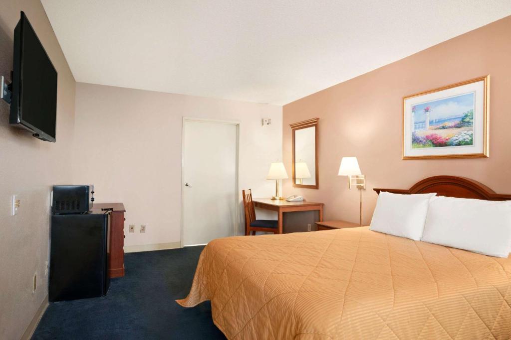 Un ou plusieurs lits dans un hébergement de l'établissement Travelodge by Wyndham Bakersfield