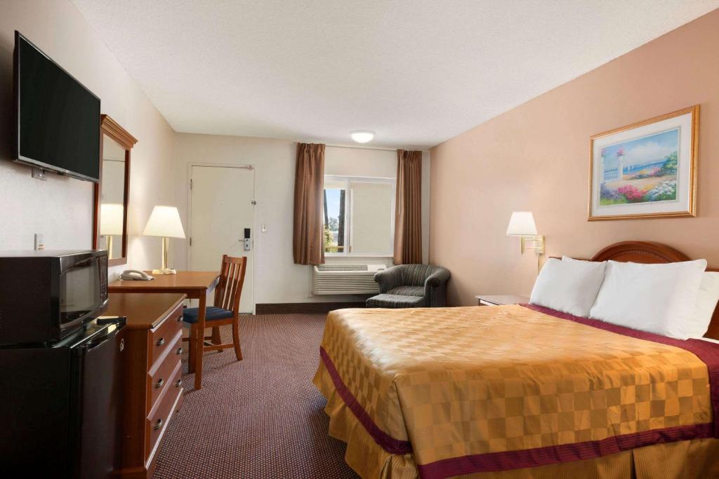 Télévision ou salle de divertissement dans l'établissement Travelodge by Wyndham Bakersfield
