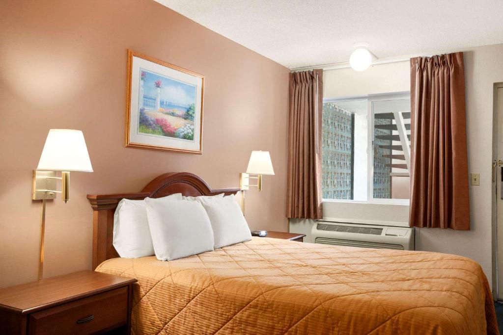 Un ou plusieurs lits dans un hébergement de l'établissement Travelodge by Wyndham Bakersfield