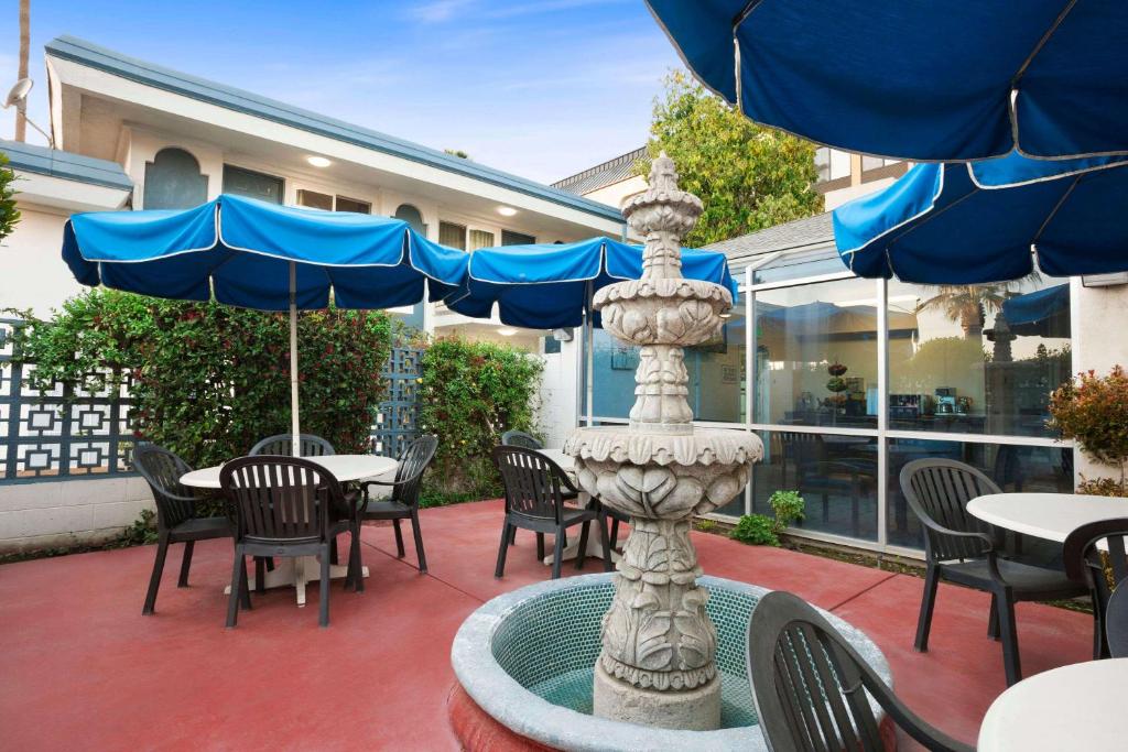 Balcon ou terrasse dans l'établissement Travelodge by Wyndham Bakersfield