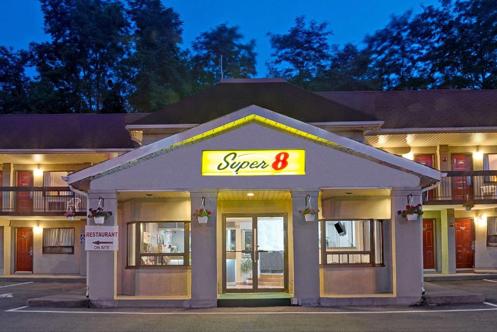 Super 8 by Wyndham Niagara Falls North - Resim 9
