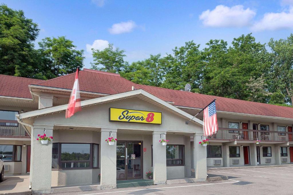 Super 8 by Wyndham Niagara Falls North - Resim 10