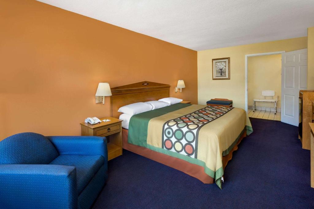 Säng eller sängar i ett rum på Super 8 by Wyndham Breaux Bridge