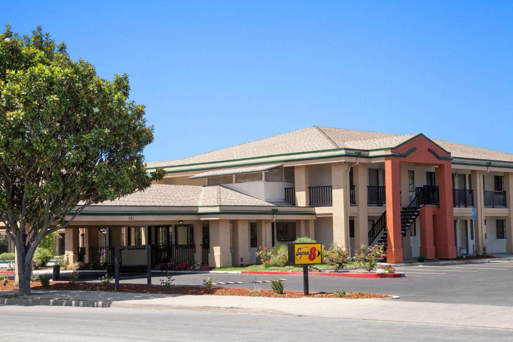 un edificio sin señal de estacionamiento delante de él en Super 8 by Wyndham Salinas, en Salinas