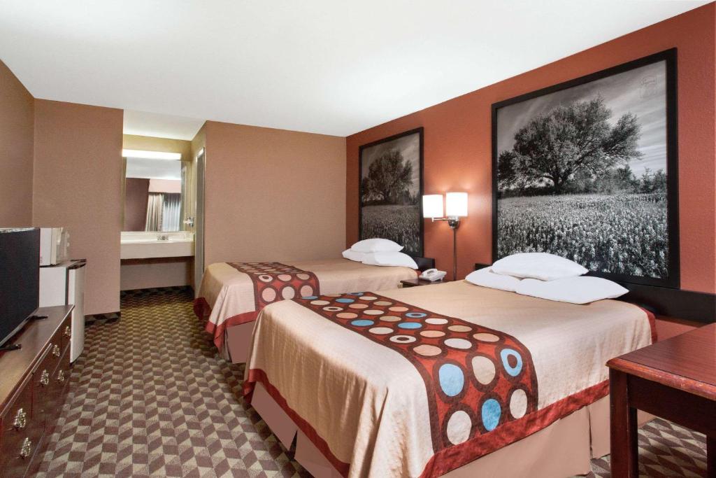 Super 8 by Wyndham Bastrop TX - Queen Room With Two Queen Beds - Non-Smoking